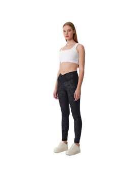  comfortable sporty tight with a shimmery V-cut at the waist